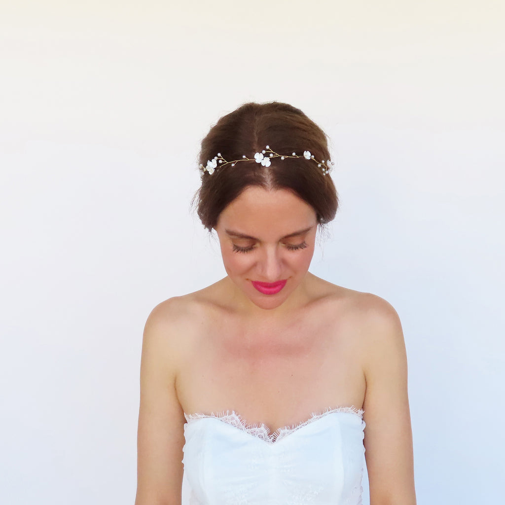 pretty wedding hair accessory for bride with pearls